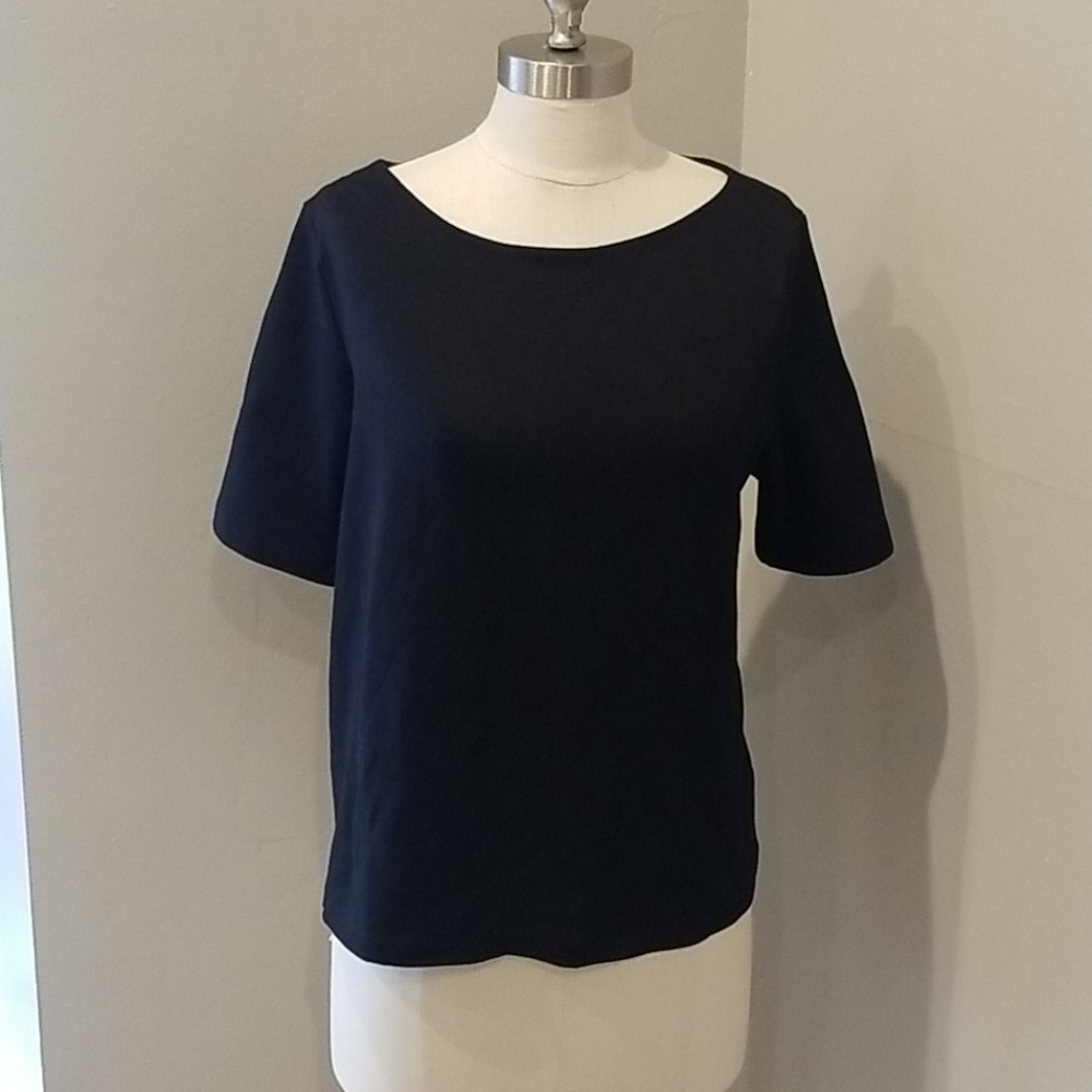 Black crewneck  top